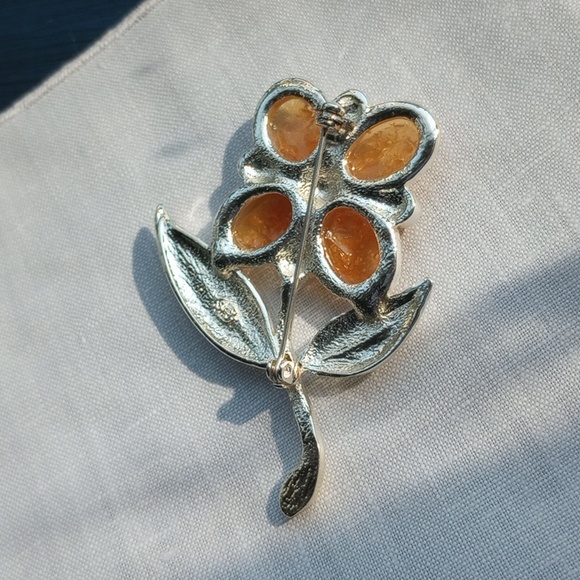 SFJ Floral Brooch With faux Amber cabs And Silver Color 1970 - Picture 3 of 9